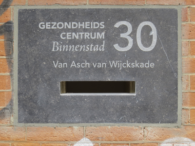 908481 Afbeelding van een moderne liggende natuurstenen brievenbus in de gevel van het pand Van Asch van Wijckskade 30 ...